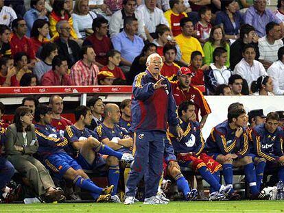 El seleccionador Luis Aragonés da instrucciones durante el partido del sábado frente a Rusia en Albacete.