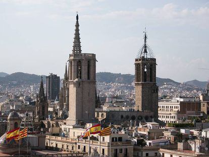 Les torres de la catedral de Barcelona i a la dreta la Sagrada Família.