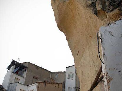 Lugar desde donde se desprendió la roca que destruyó varias viviendas en Chiclana de Segura (Jaén).