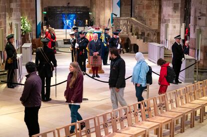 El rey Carlos III y otros miembros de la familia real durante la vigilia ante el ataúd de la reina Isabel II en la catedral de St Giles.