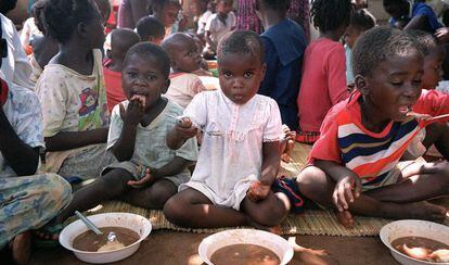 Ni&ntilde;os con sida y malaria en un orfanato africano.