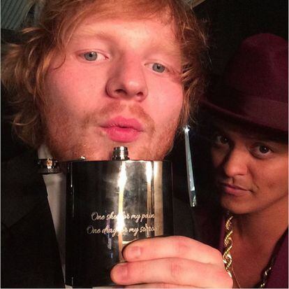 Ed Sheeran, número uno esta semana en medio mundo con su nuevo disco ('Divide'), va siempre con una petaca. Aquí nos la muestra. La está compartiendo con un amigo, el también cantante Bruno Mars.