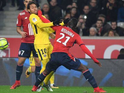 Bissouma agrede a Neymar en Lille.