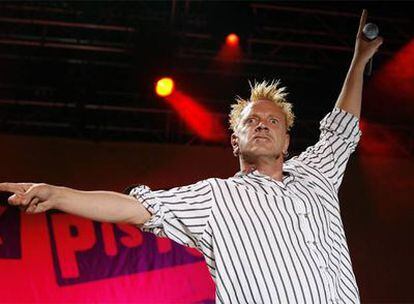 El cantante de los Sex Pistols, Johny Rotten, durante la actuación de la banda en el Summercase.