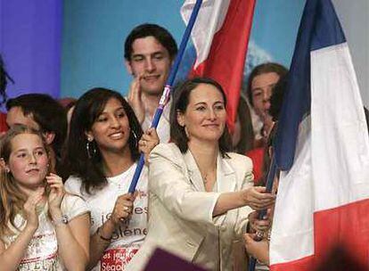 La candidata socialista, Ségolène Royal, sostiene una bandera francesa durante un mitin ayer en Metz.