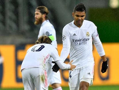 Casemiro celebra con Modric el 2-2 en Mönchengladbach.