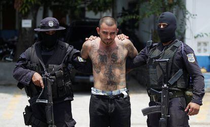 El líder pandillero Jesus Vásquez alias 'El Tigre' fue presentado el lunes ante los medios tras su detención en Colón.