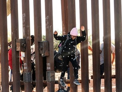 Una niña cruza la frontera entre Sonoyta (México) y Lukeville (EE UU) a través de un hueco en la valla fronteriza, el pasado 12 de diciembre. A