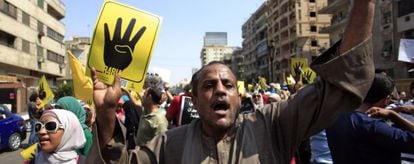 Partidarios de los Hermanos Musulmanes se manifiestan en El Cairo.