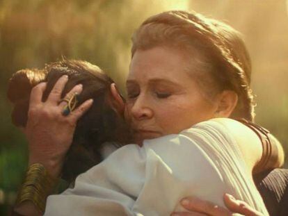 Rey y Leia se abrazan en 'El ascenso de Skywalker'