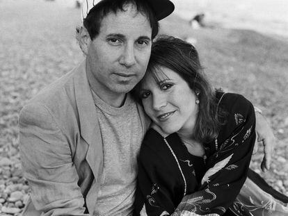 Paul Simon y Carrie Fisher, retratados en una playa de Francia, en septiembre de 1983.