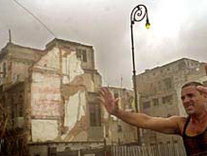 Un obrero de la construcción impide el paso a una zona con riesgo de derrumbes por el huracán en La Habana.