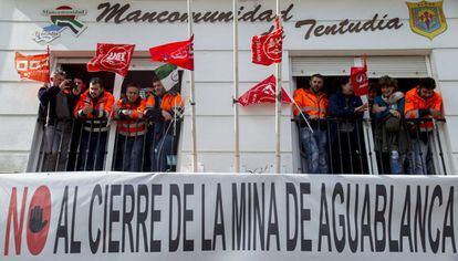 Mineros de la mina de n&iacute;quel de Aguablanca, durante su encierro para protestar por el cierre