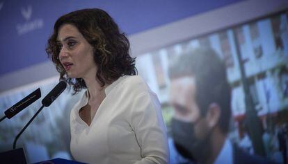 La presidenta de la Comunidad de Madrid, Isabel Díaz Ayuso, con el líder del PP, Pablo Casado, en la pantalla.