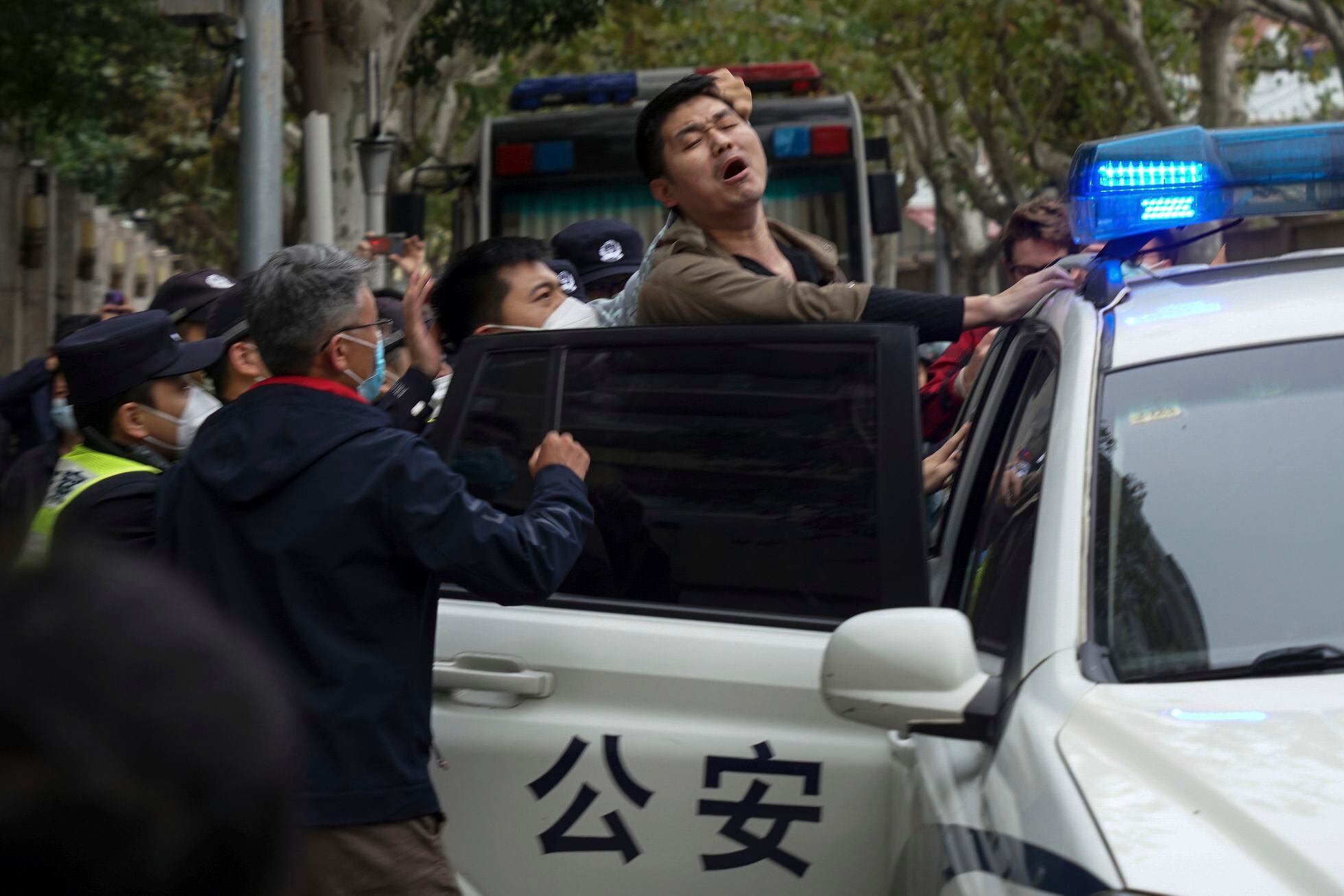 Un hombre es arrestado por la policía el 27 de noviembre en una concentración en Shanghái. 