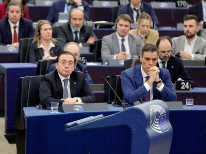 Carles Puigdemont, José Manuel Albares y Pedro Sánchez, en diciembre en un pleno en Estrasburgo.