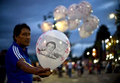 Un vendedor ofrece globos con la imagen de Juan Gabriel en la plaza Garibaldi en Ciudad de México, el 30 de agosto de 2016.
