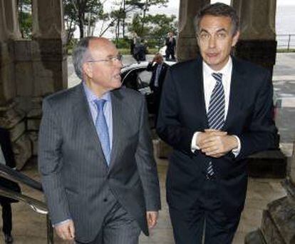 El expresidente del Gobierno, José Luis Rodríguez Zapatero (d), acompañado por el rector de la Universidad Internacional Menéndez Pelayo (UIMP), César Nombela (i) a su llegada al Palacio de La Magdalena, en Santander.