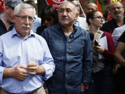 Los secretarios generales de UGT, Pepe Álvarez Suárez (derecha) y CCOO Ignacio Fernández Toxo durante una protesta por el TTIP.