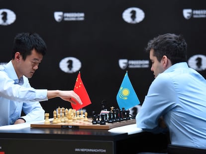 Partida de ajedrez entre el chino Ding Liren y el ruso Ian Nepomniachtchi el pasado 30 de abril.