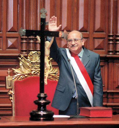 Valentín Paniagua, saluda a sus partidarios el 24 de noviembre de 2000 en el Palacio de Gobierno en Lima, Perú.