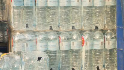 Varias botellas de agua en un supermercado.