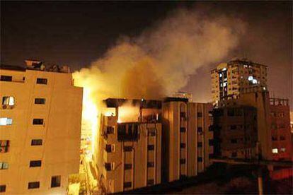 La sede del ministerio palestino del Interior en llamas, tras ser atacado este viernes por el Ejército israelí.