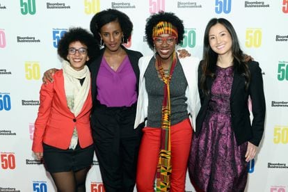 Las ingenieras Timnit Gebru, Rediet Abebe, Joy Buolamwini y Alicia Chong Rodriguez posan en una fiesta organizada por Bloomberg en 2018 en Nueva York.