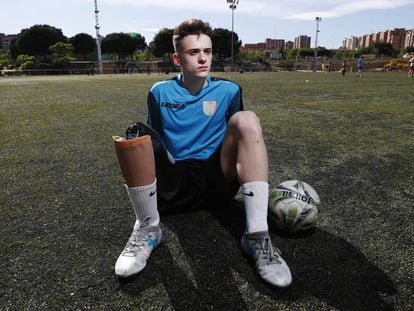 Javier Mejorada, primer futbolista federado en Madrid con una prótesis en una pierna, en el polideportivo Palomeras, en la capital.