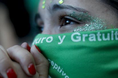 Una mujer emocionada tras la decisión de la Cámara de Diputados de Argentina de aprobar un proyecto de ley que permite acceder libre y legalmente al aborto.