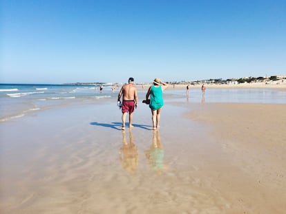 Este arenal de 5,3 kilómetros de eslora atesora unas cualidades —bandera azul (con distinción de playa inclusiva), ecoplaya, Q de calidad turística, ISO 14001— que la encumbran como la playa semiurbana más superlativa de España. Combinación de arenal urbano y zona hotelera de calidad, dotada este año con sendero azul, el acantilado tiene aquí la virtud de aislar al bañista y los chiringuitos son ahora beach clubs de camas balinesas y cuidada gastronomía. Uno de ellos es el flamante y elegante <a href="https://www.facebook.com/coconovobeach" target="_blank">Coconovo Beach</a>.