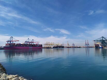 Al fondo, las grúas del puerto de Valencia.