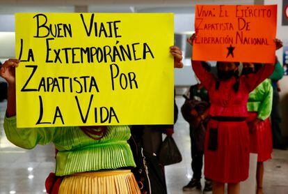 Integrantes de "La Extemporánea" despiden a sus compañeros que viajan a Europa, el 13 de septiembre en el aeropuerto de Ciudad de México.