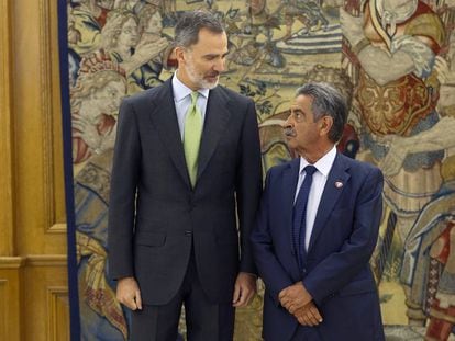 El Rey, junto a Miguel Ángel Revilla en la Zarzuela.