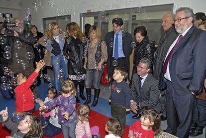 Inauguración de la escuela infantil Los Pinos, en Alcorcón, tres años después de construida.