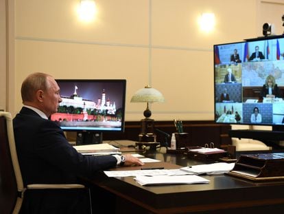 Vladímir Putin durante una reunión por videoconferencia sobre el coronavirus, este lunes, en Moscú.