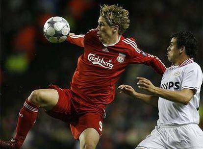 Fernando Torres lucha por un balón