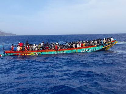 Un cayuco con 280 personas a bordo, el pasado 3 de octubre, a su llegada a la isla de El Hierro.