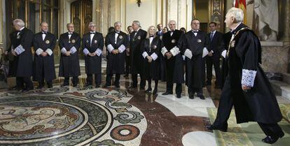 Carlos D&iuml;var, a la derecha, con magistrados del Supremo en la inauguraci&oacute;n del A&ntilde;o Judicial de 2008. 