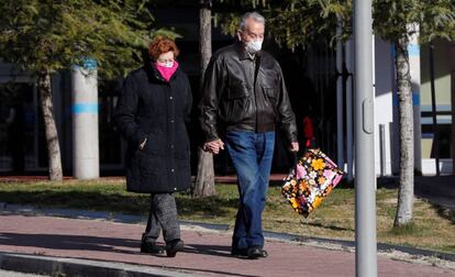 Una pareja de ancianos, a la salida del Hospital de Torrejón de Ardoz, en Madrid. / C. MOYA (EFE)