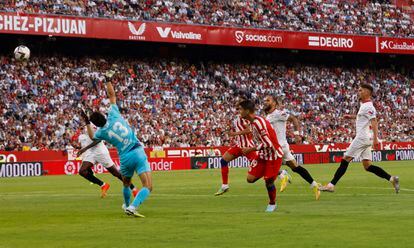 Morata marca el segundo gol del Atlético ante el Sevilla este sábado en el Sánchez Pizjuán.