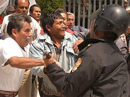 Campesinos mexicanos se enfrentan a la policía junto al Ministerio de Agricultura en Ciudad de México.