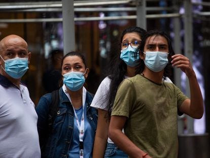 Un grupo de personas en una calle de Nueva York, este julio.