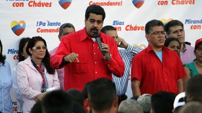 El vicepresidente Maduro, al micr&oacute;fono, este lunes en Caracas.