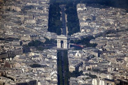 El Arco del Triunfo inaugurado en 1806 es, junto con la Torre Eiffel, el monumento más representativo de París.