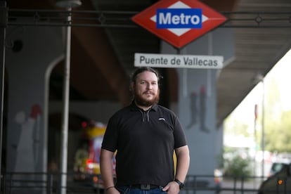 Ramón Couso, periodista, nació en Vallecas, donde vive ahora con su pareja y sus cuatro hijos.