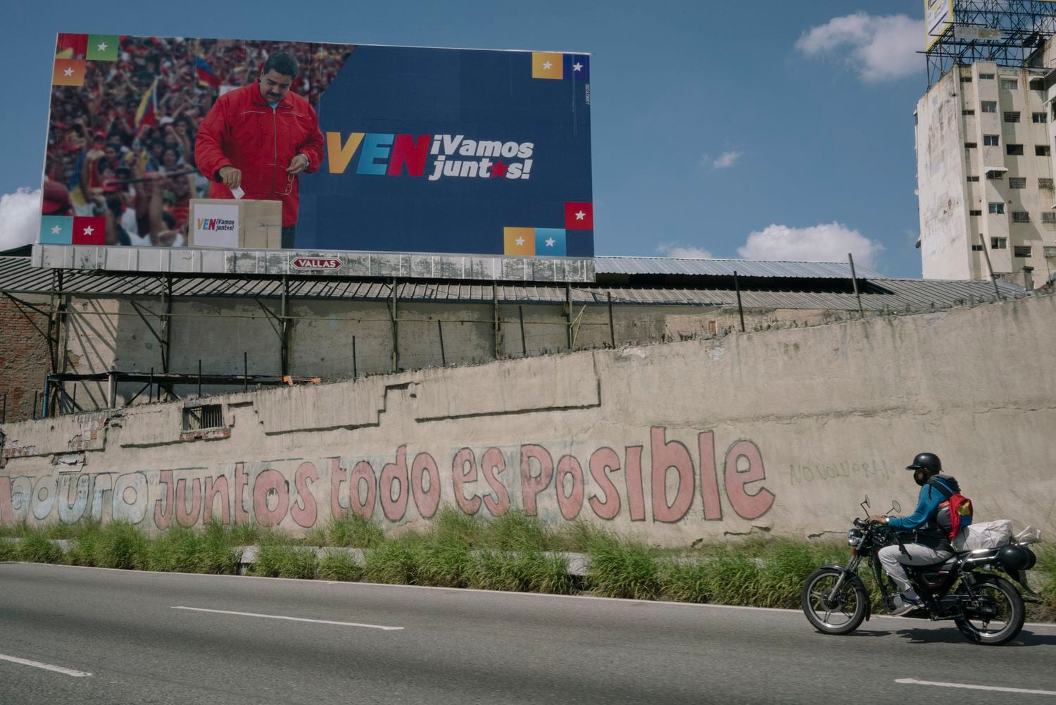 Un cartel del presidente Maduro en una de las avenidas principales de la ciudad anuncia las elecciones parlamentarias. 