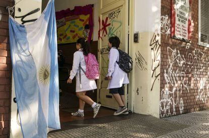 Dos niños ingresan a una escuela pública en Buenos Aires