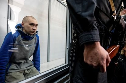El soldado ruso Vadim Shishimarin, de 21 años, sospechoso de violaciones de las leyes y normas de la guerra, se sienta dentro del cubículo de los acusados ​​durante una audiencia judicial, en Kiev (Ucrania), el pasado viernes. 