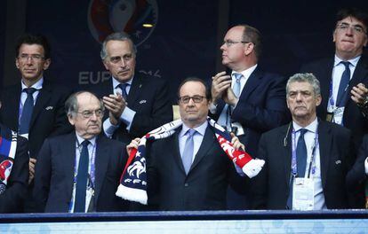 Francois Hollande Presidente de la República Francesa junto a las autoridades en el estadio Saint-denis, antes de empezar el encuentro Francia-Portugal.